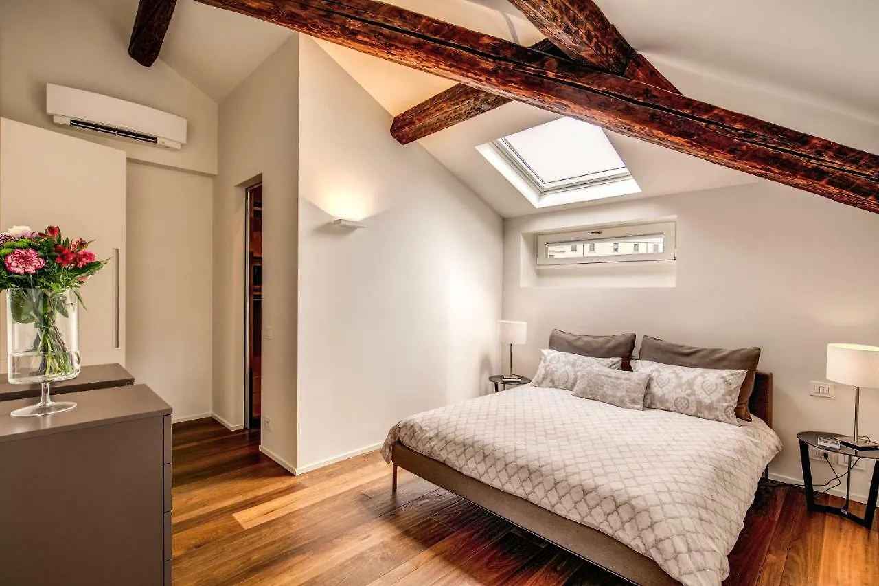 Luxurious Apartment In Milano